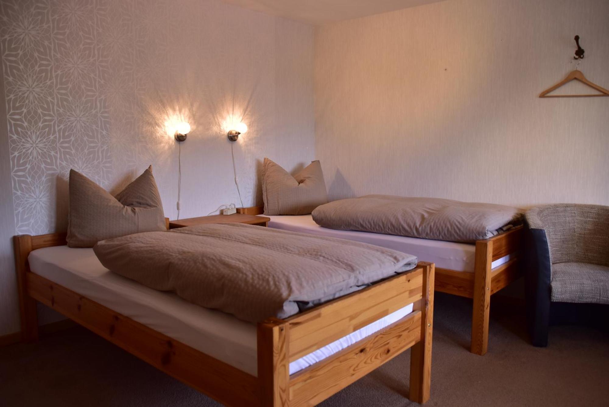 Doppel-/Zweibettzimmer mit Balkon