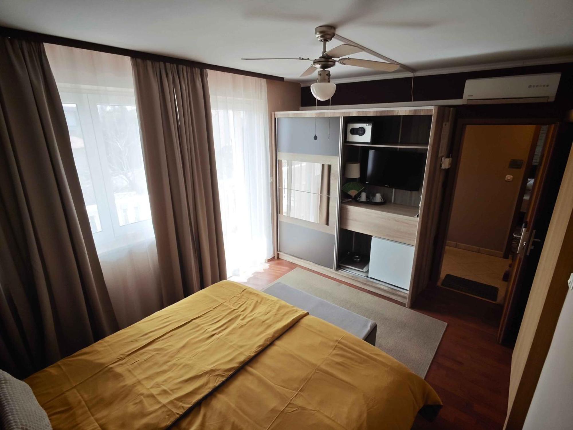 Standard Zimmer mit Kingsize-Bett