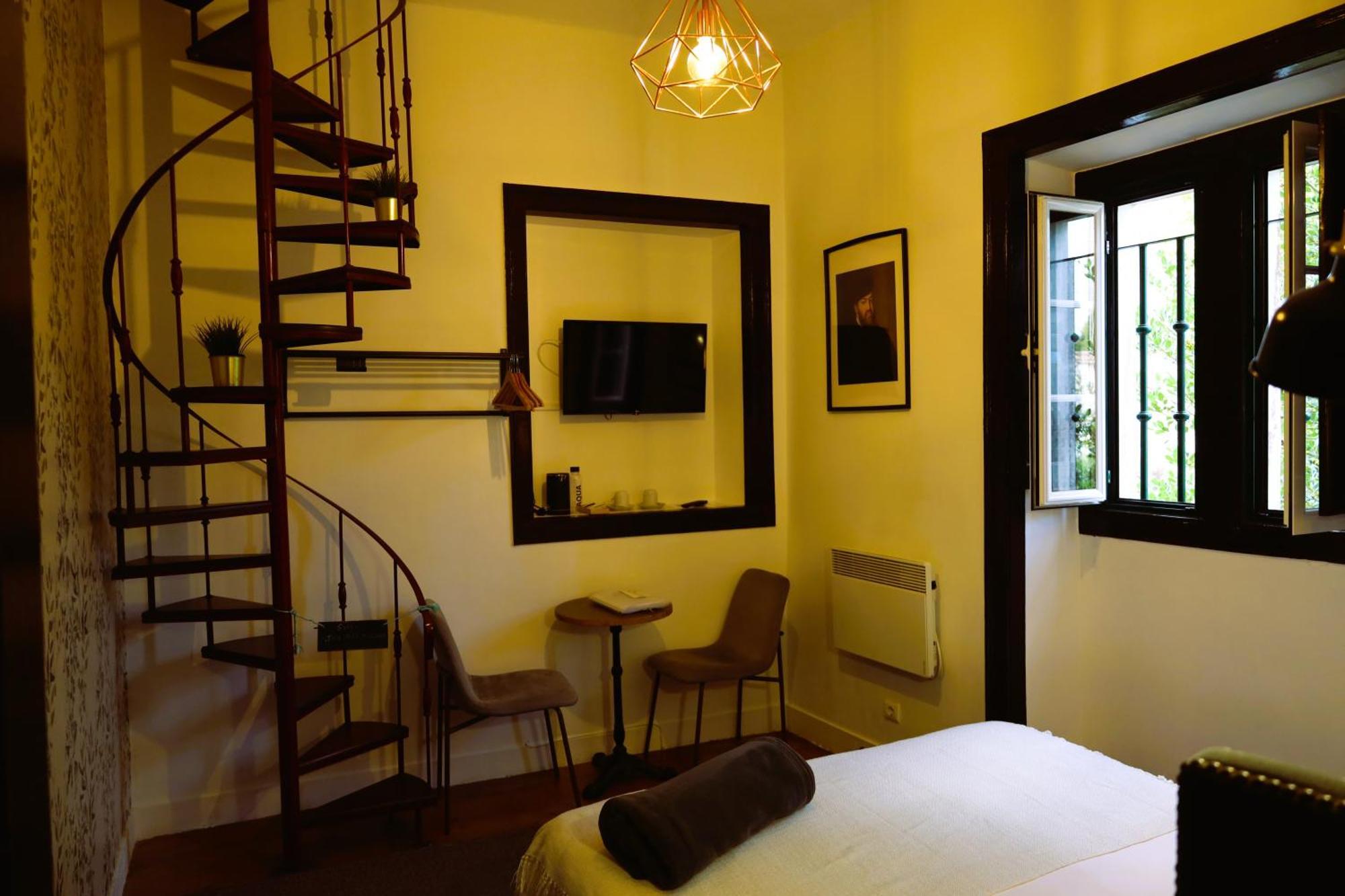 Habitación con cama grande