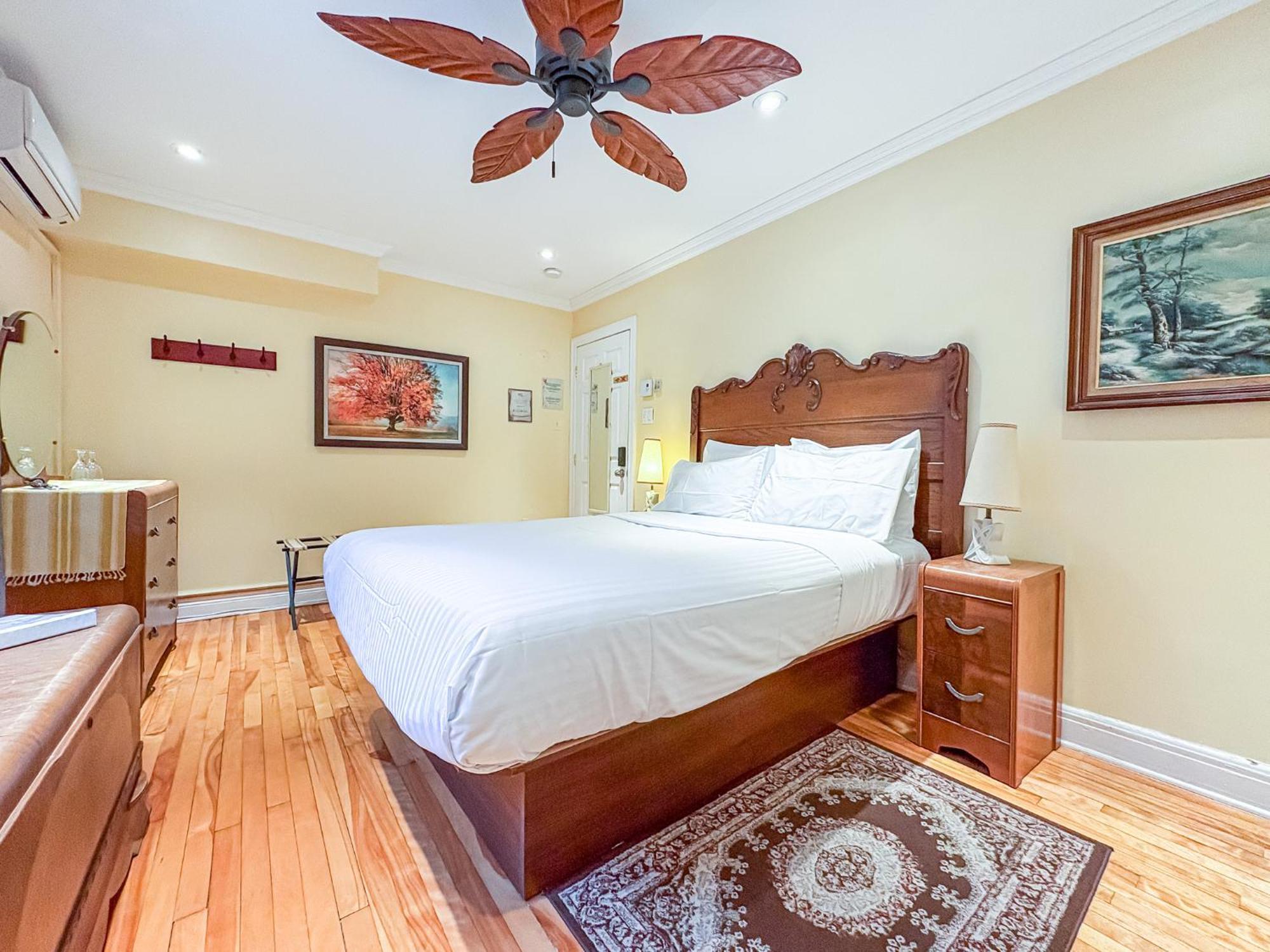 Chambre Lit Queen-Size Standard avec Salle de Bains Commune