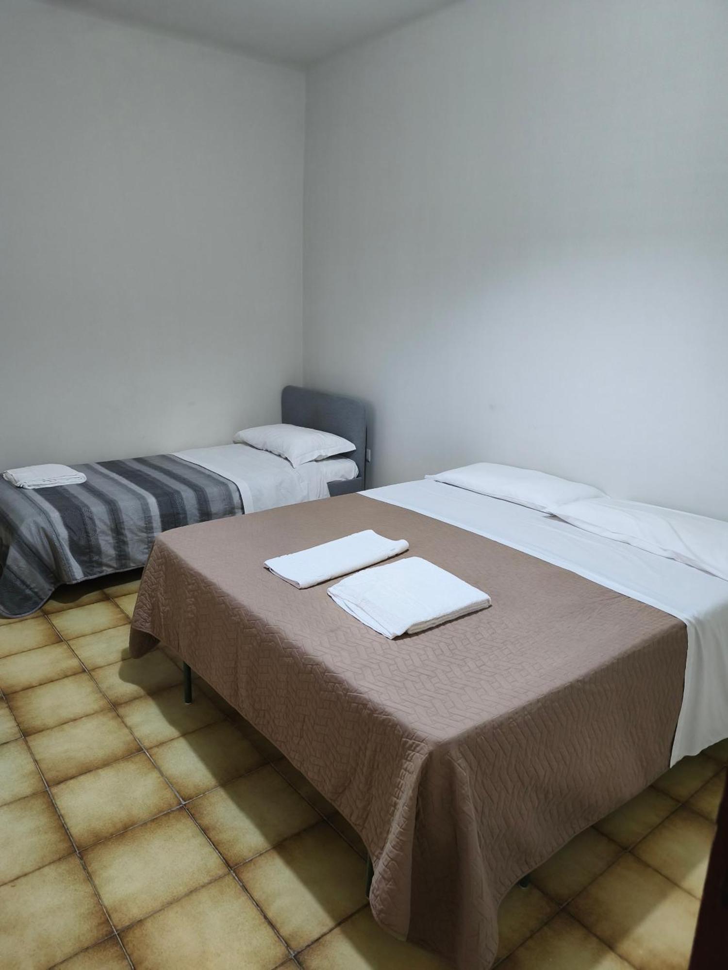 Camera Tripla Basic con Bagno in Comune