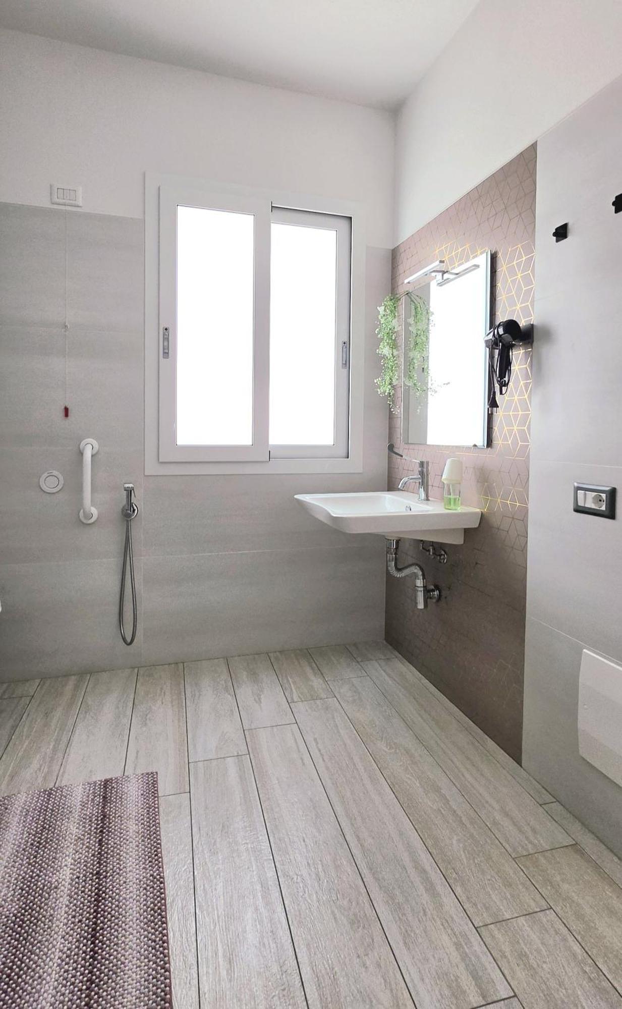Comfort Triple Room Shower