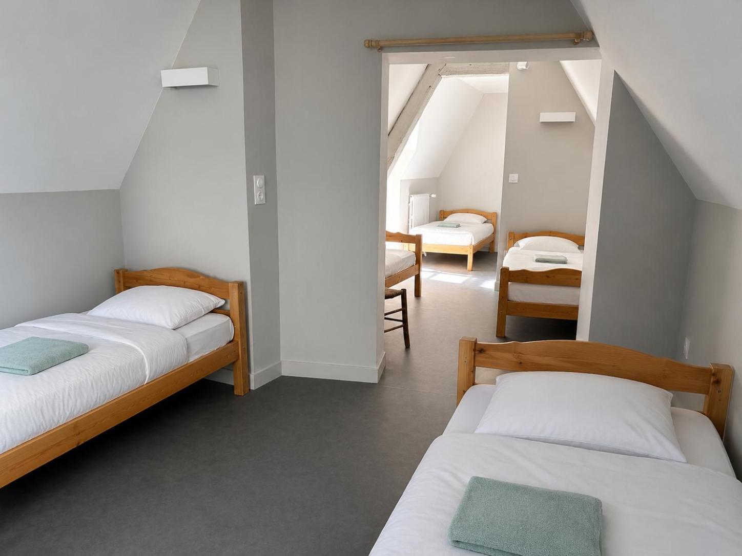 Lit Simple dans Dortoir Mixte