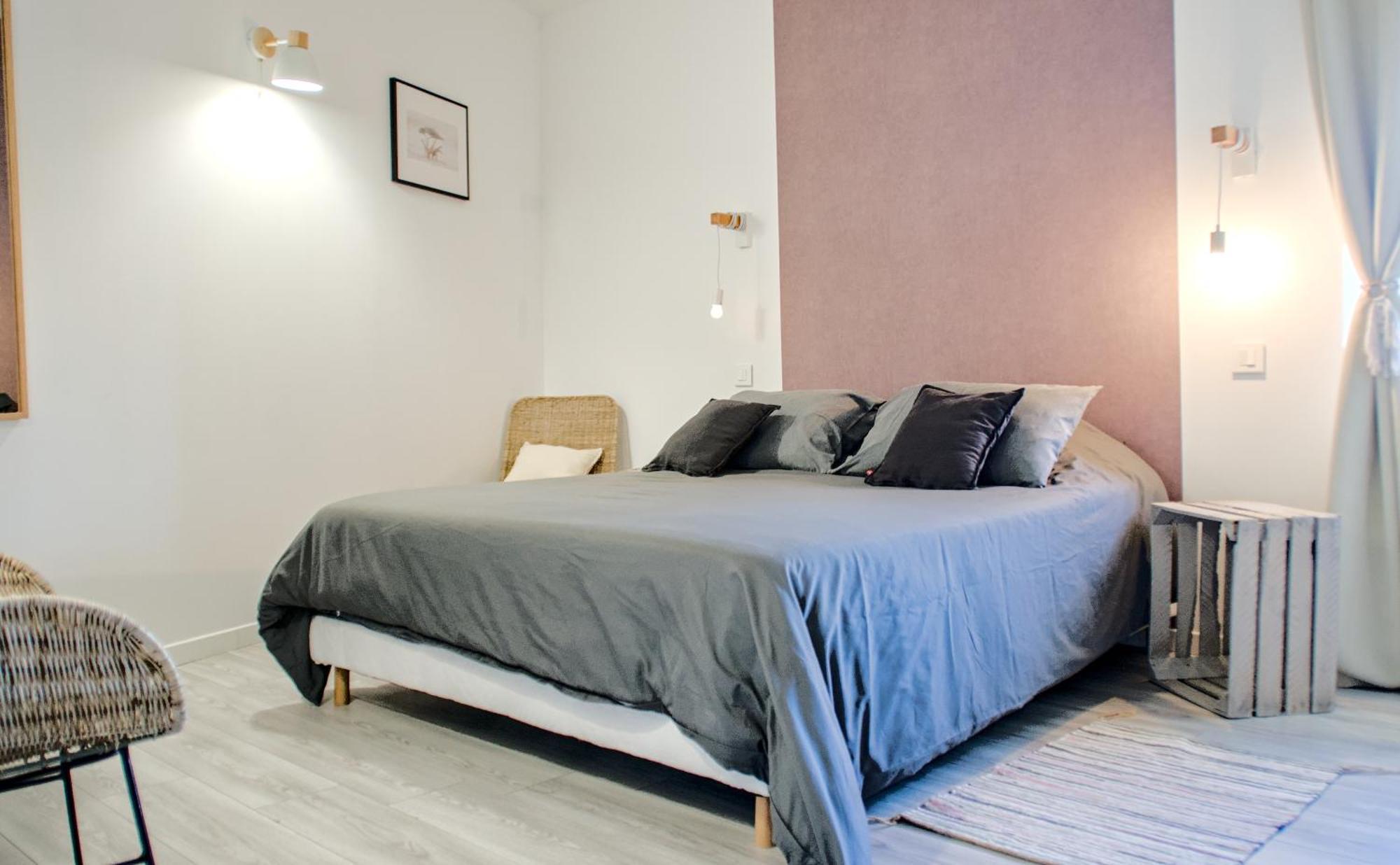 Zimmer mit Queensize-Bett und Gartenblick