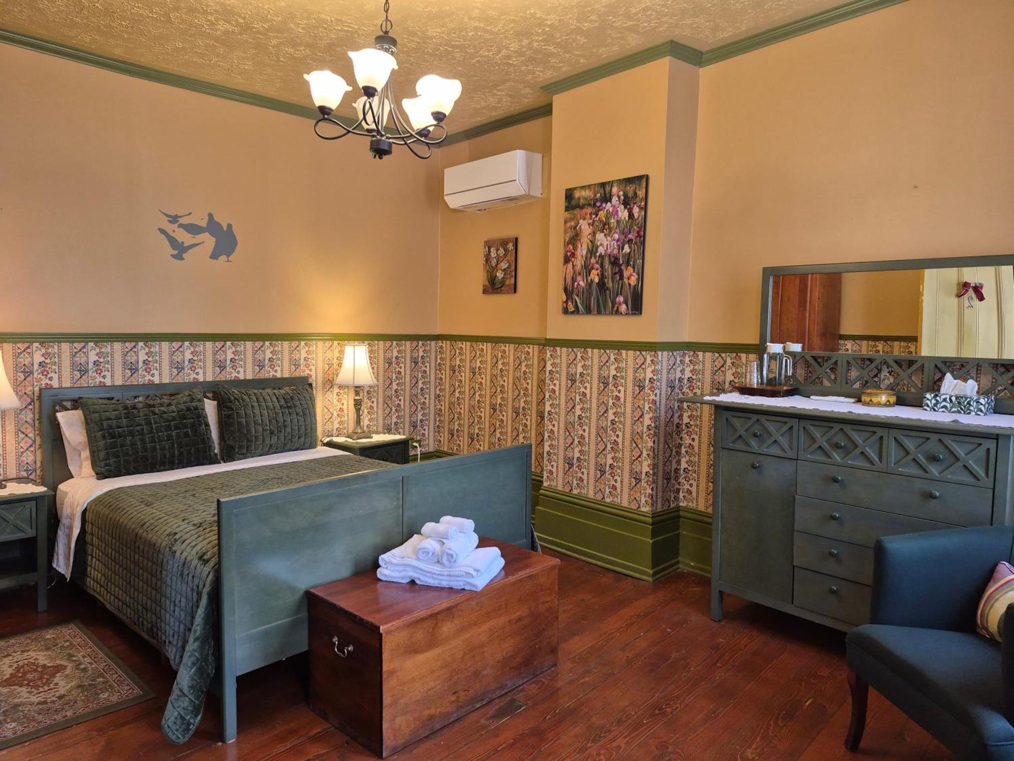 Queen Room,1771873359:JPEG
