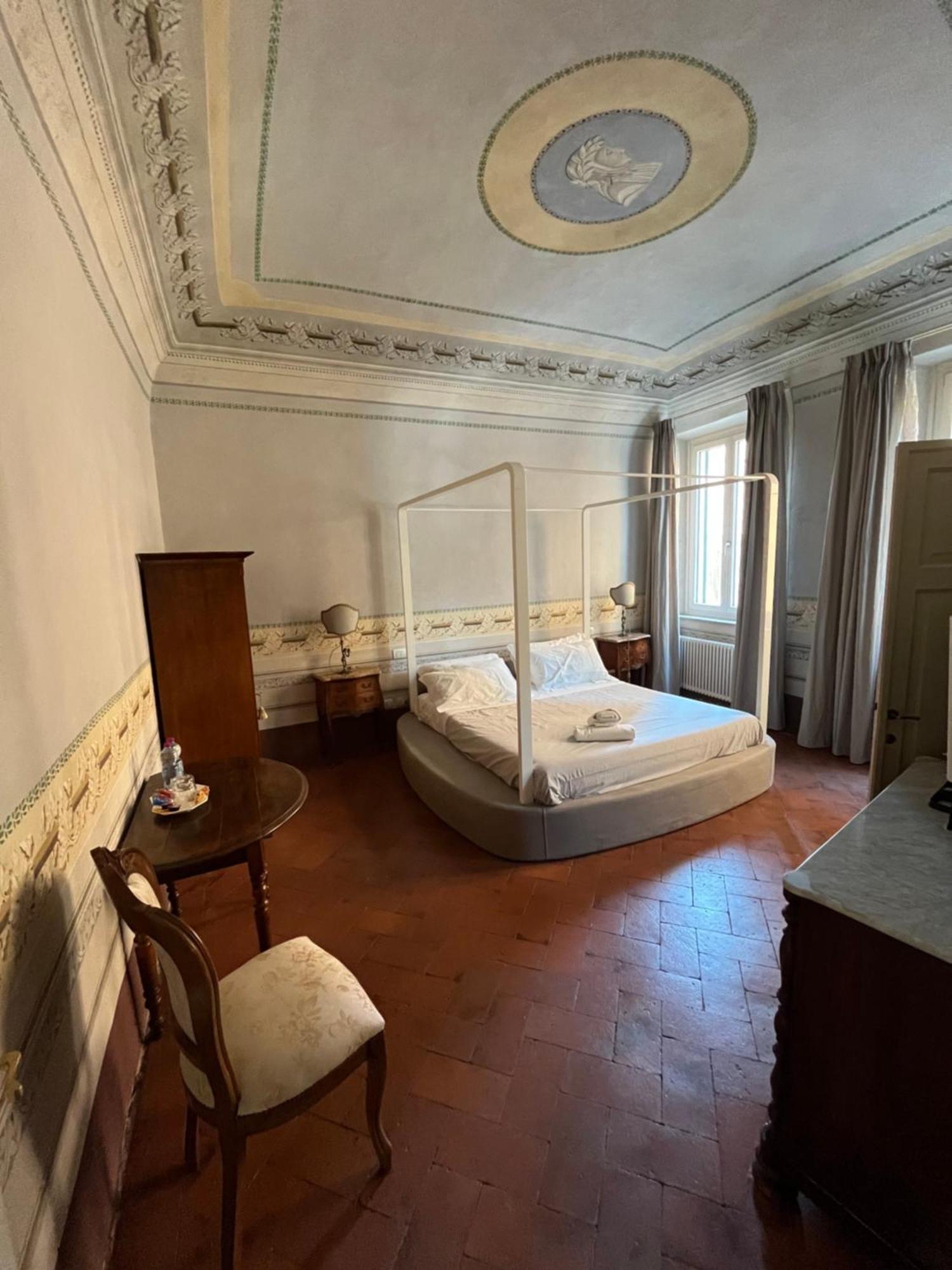Camera Matrimoniale con Letto a Baldacchino