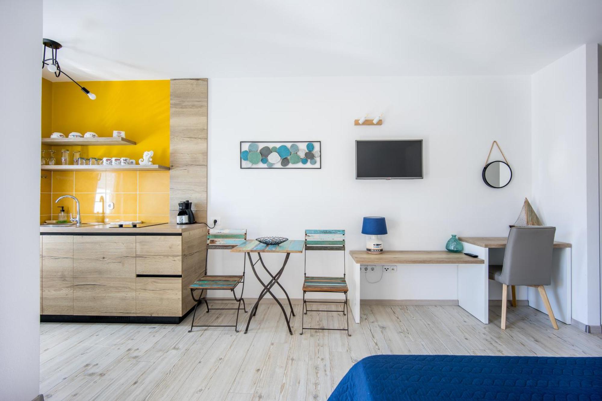 Estudio con balcón