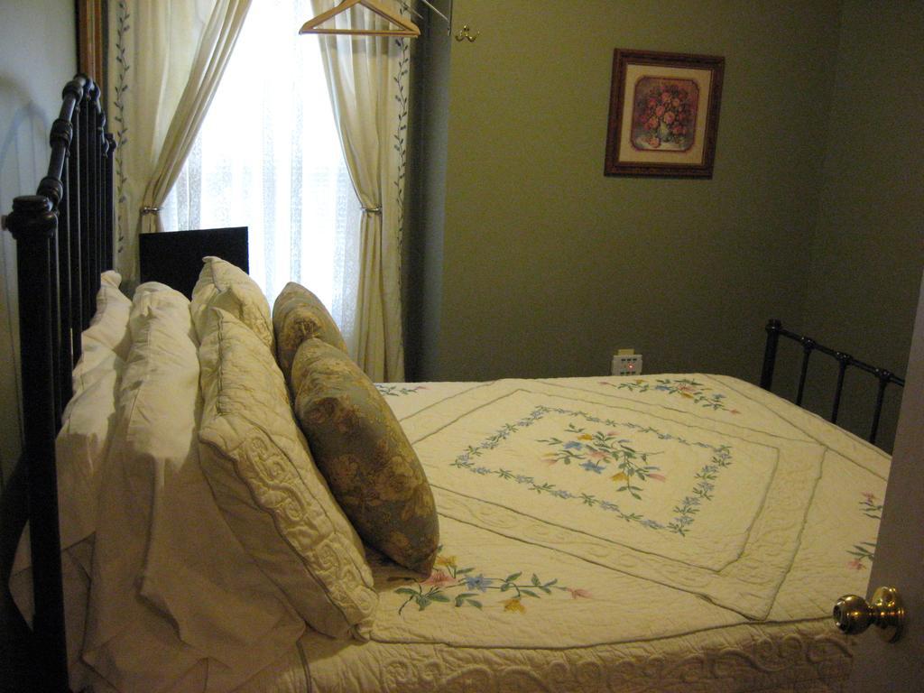 Queen Room with Private Bathroom with Bath Tub and Shower