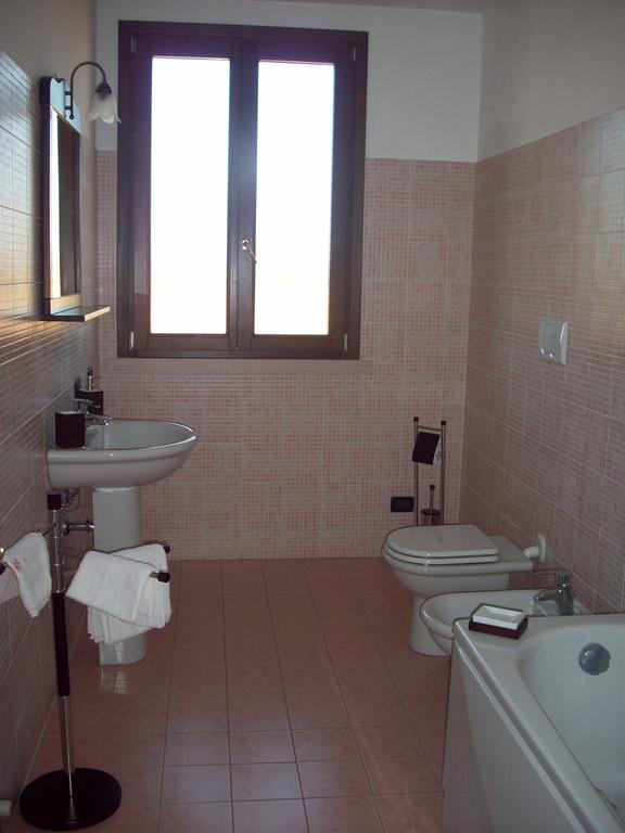 Camera Doppia con Letti Singoli e Bagno in Comune