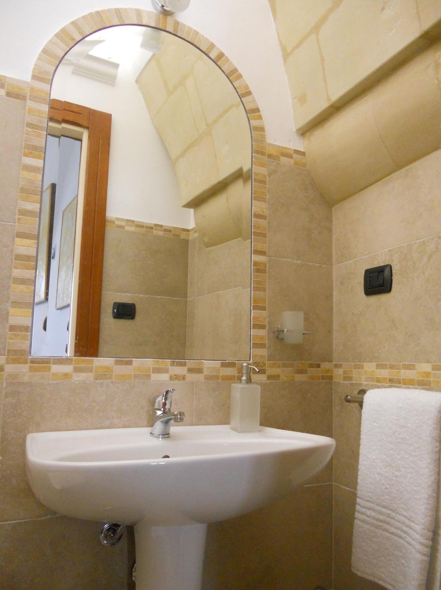 Double Room,1372779989:JPEG