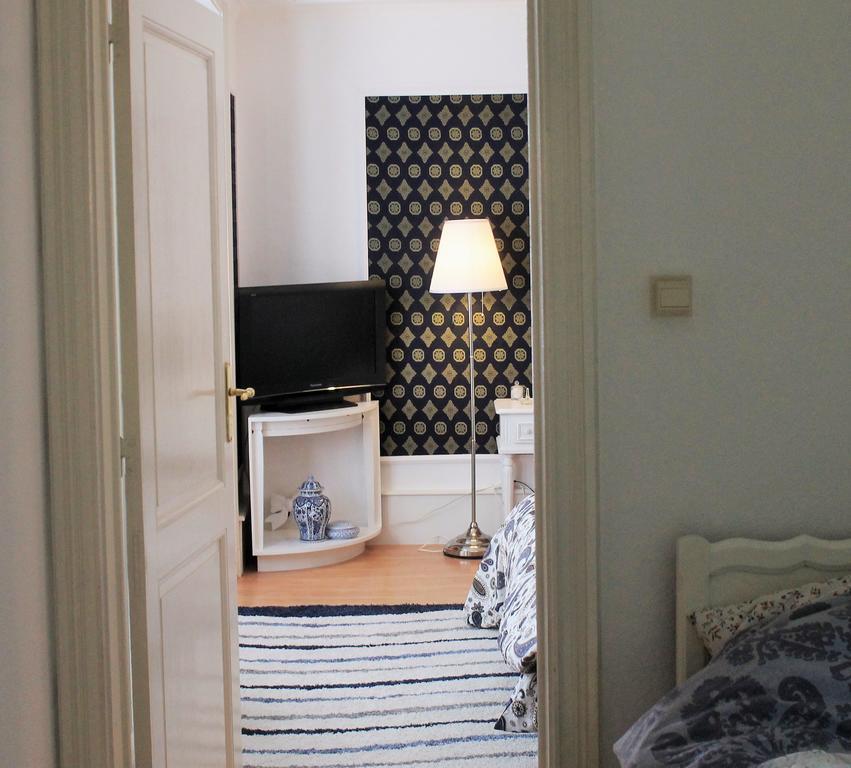 Zimmer mit Kingsize-Bett und Balkon