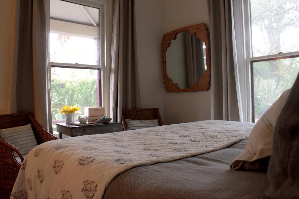 Habitación con cama extragrande y vistas a la calle