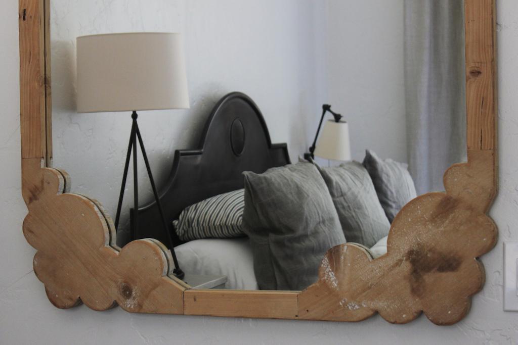 Habitación con cama extragrande.