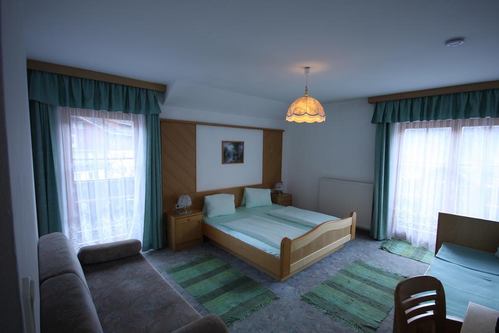 Dreibettzimmer mit Balkon