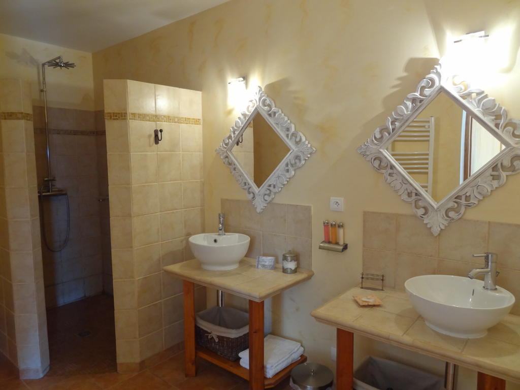 Chambre Double Supérieure avec Terrasse Privée - Vue sur Piscine