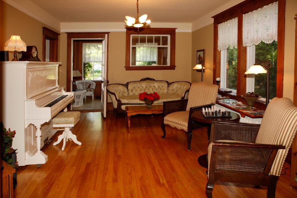 Double with Shared Bathroom,25572945:JPEG