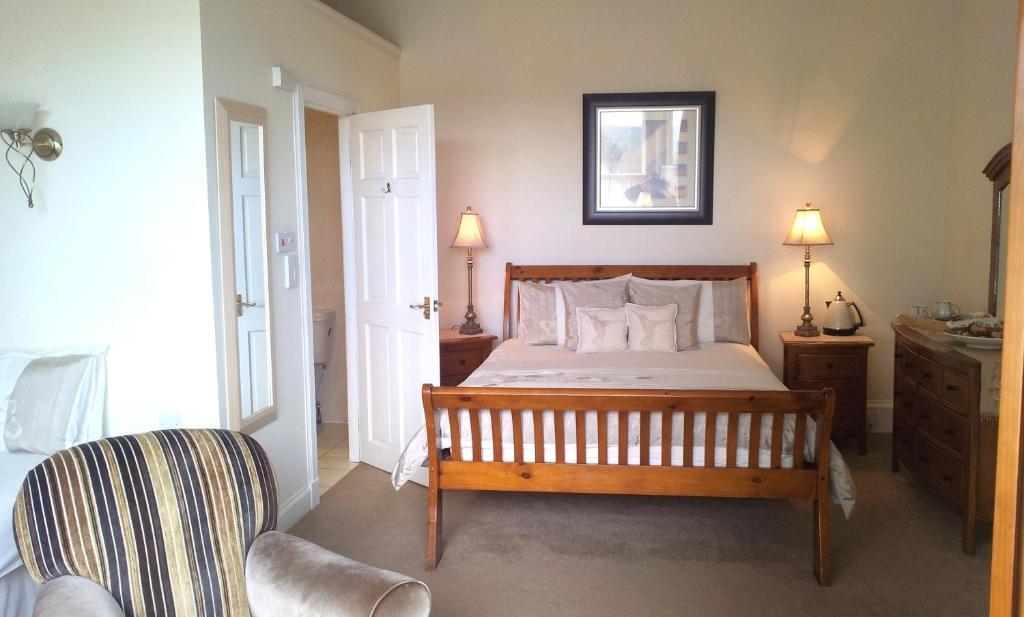 Family Room (2 Adults + 1 Child),26412194:JPEG