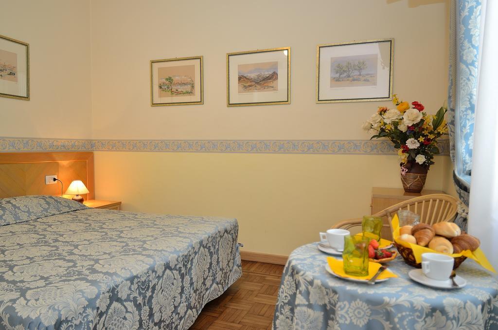 Small Double Room,685731354:JPEG