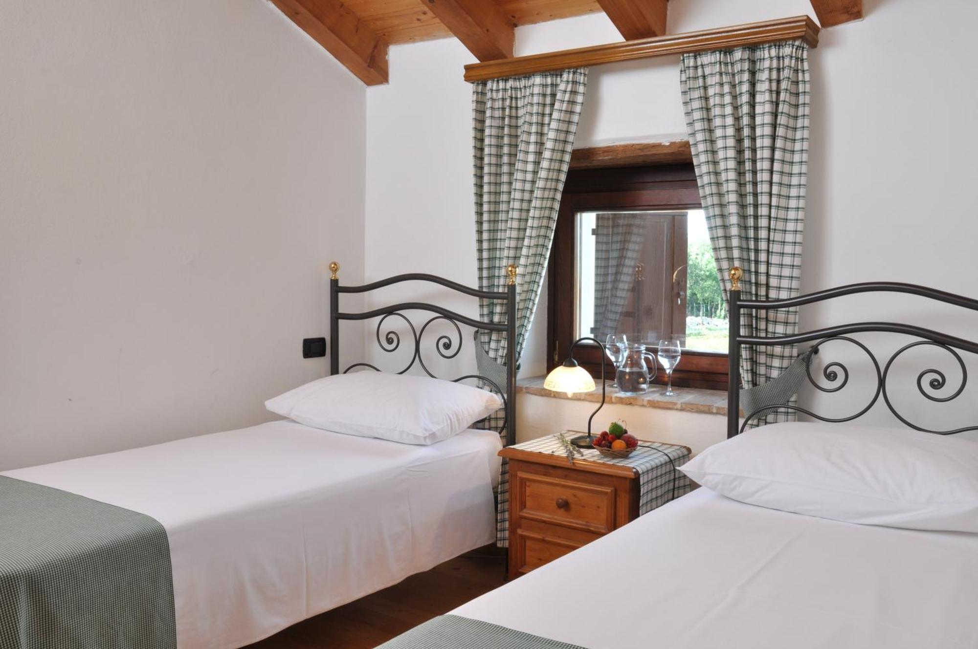 Zweibettzimmer mit Bad
