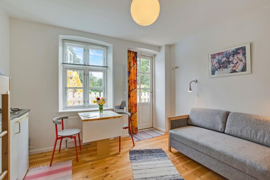 Tweepersoonskamer met 2 Aparte Bedden en Gedeelde Badkamer