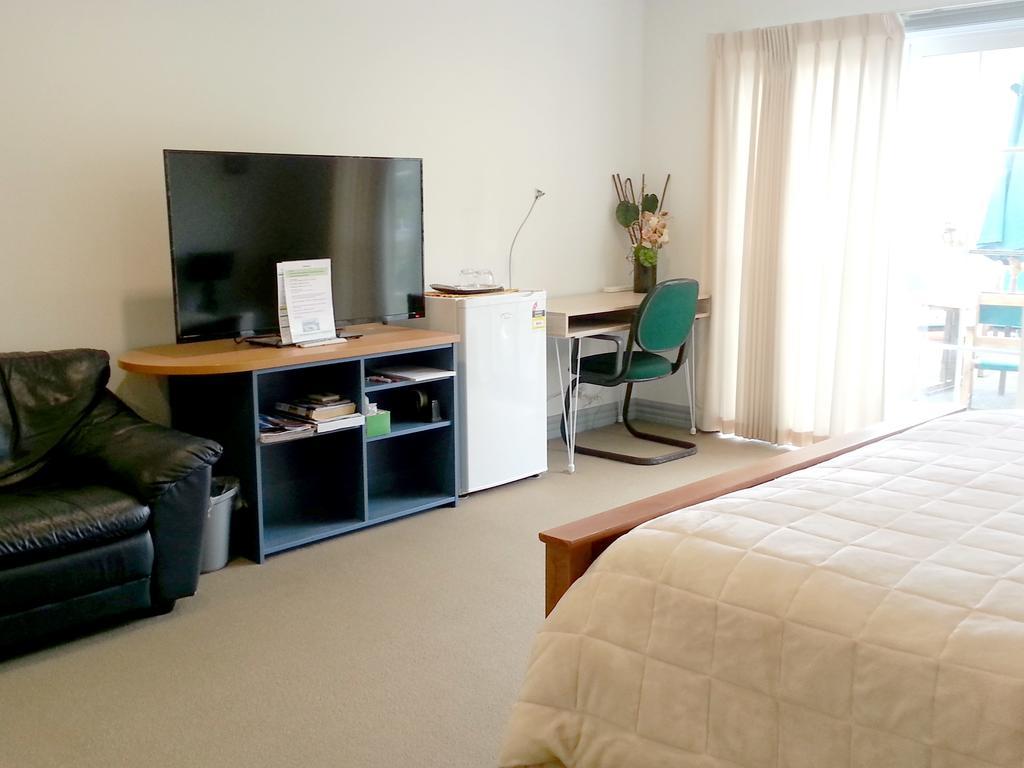 Deluxe King Room Courtyard Access