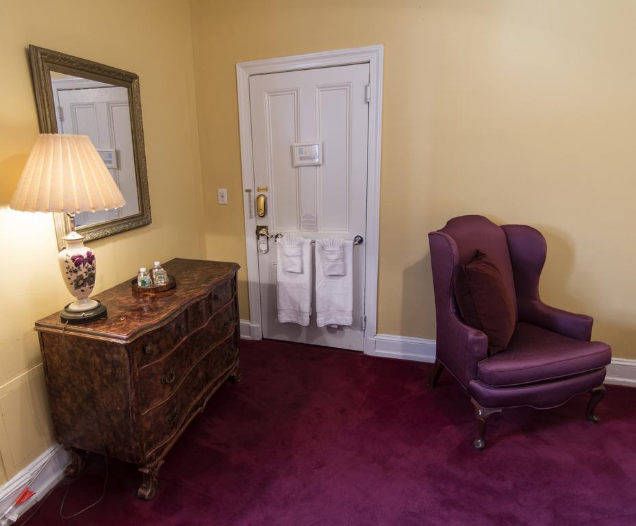 Queen Room with Shared Bathroom #1,381948070:JPEG