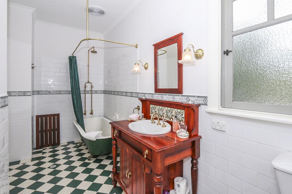 The Green King Suite Clawfoot Bath