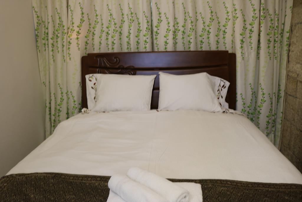 Deluxe Queen Suite