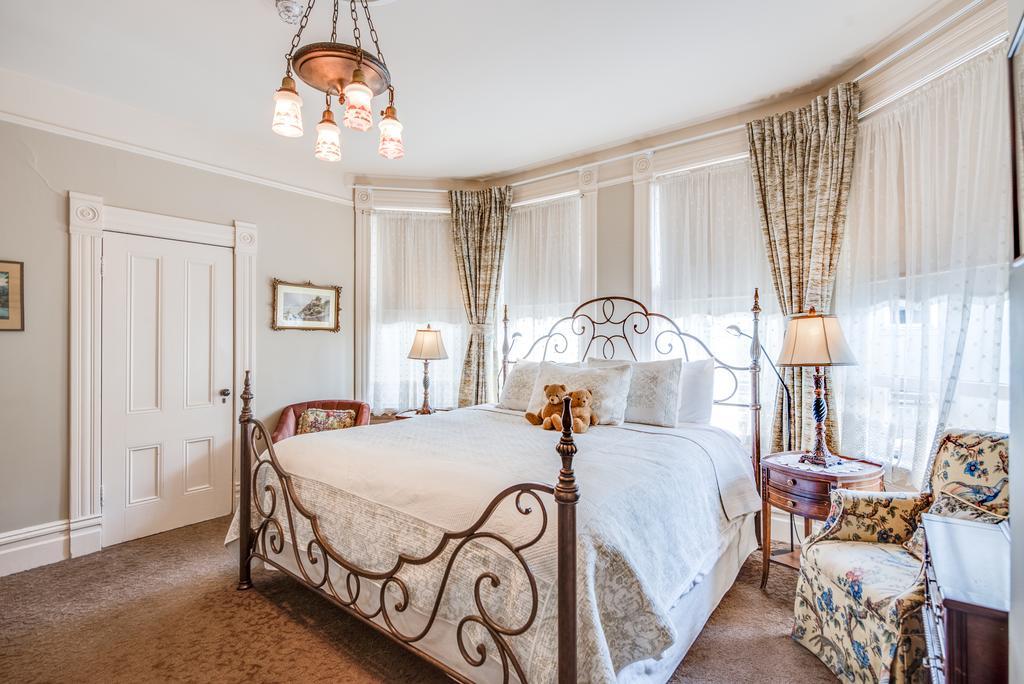 Zimmer mit Kingsize-Bett