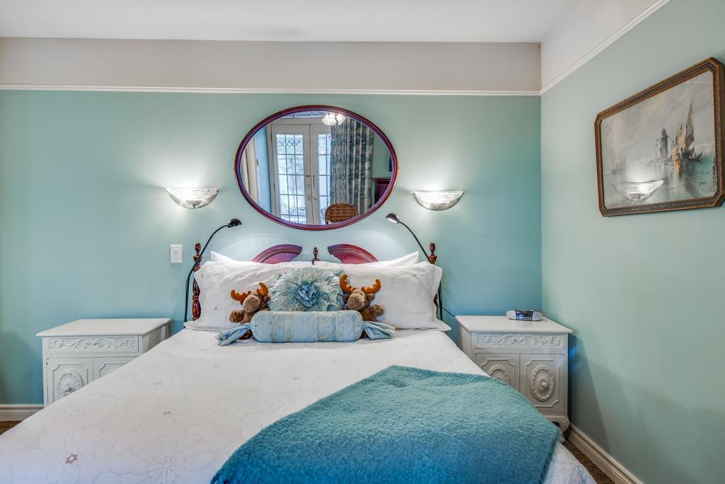 Zimmer mit Queensize-Bett und Terrasse