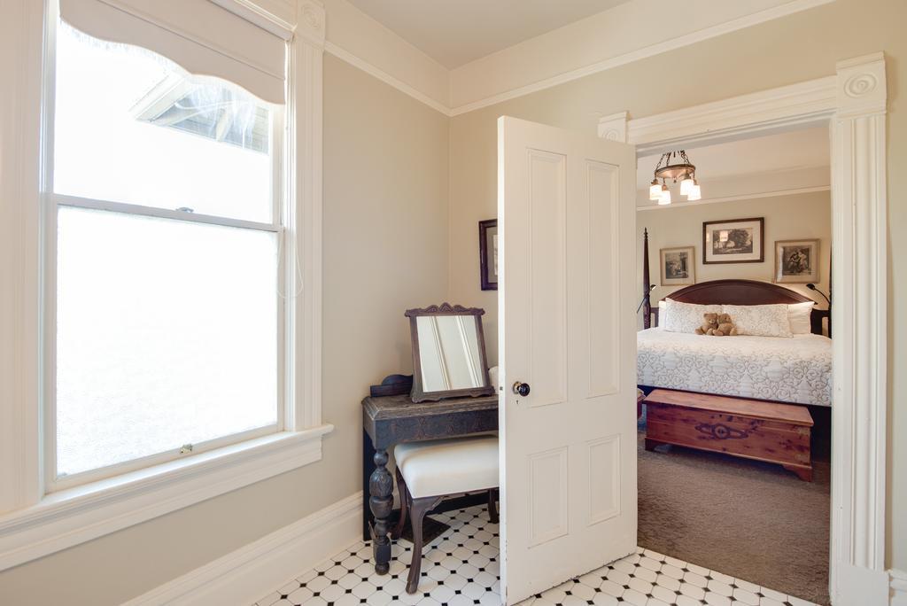 Zimmer mit Kingsize-Bett und Stadtblick