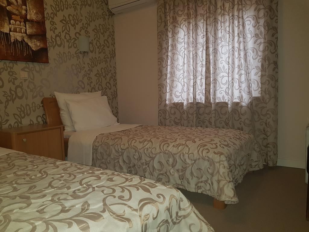 Tweepersoonskamer met 2 Aparte Bedden en Badkamer