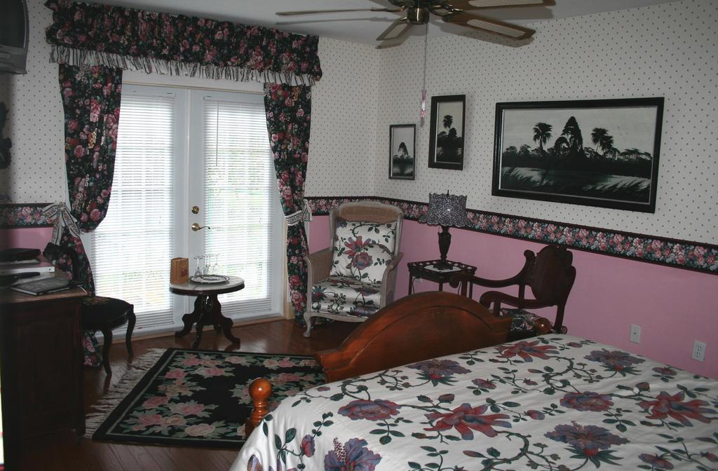 Queen Room - Disability Access Pet Friendly