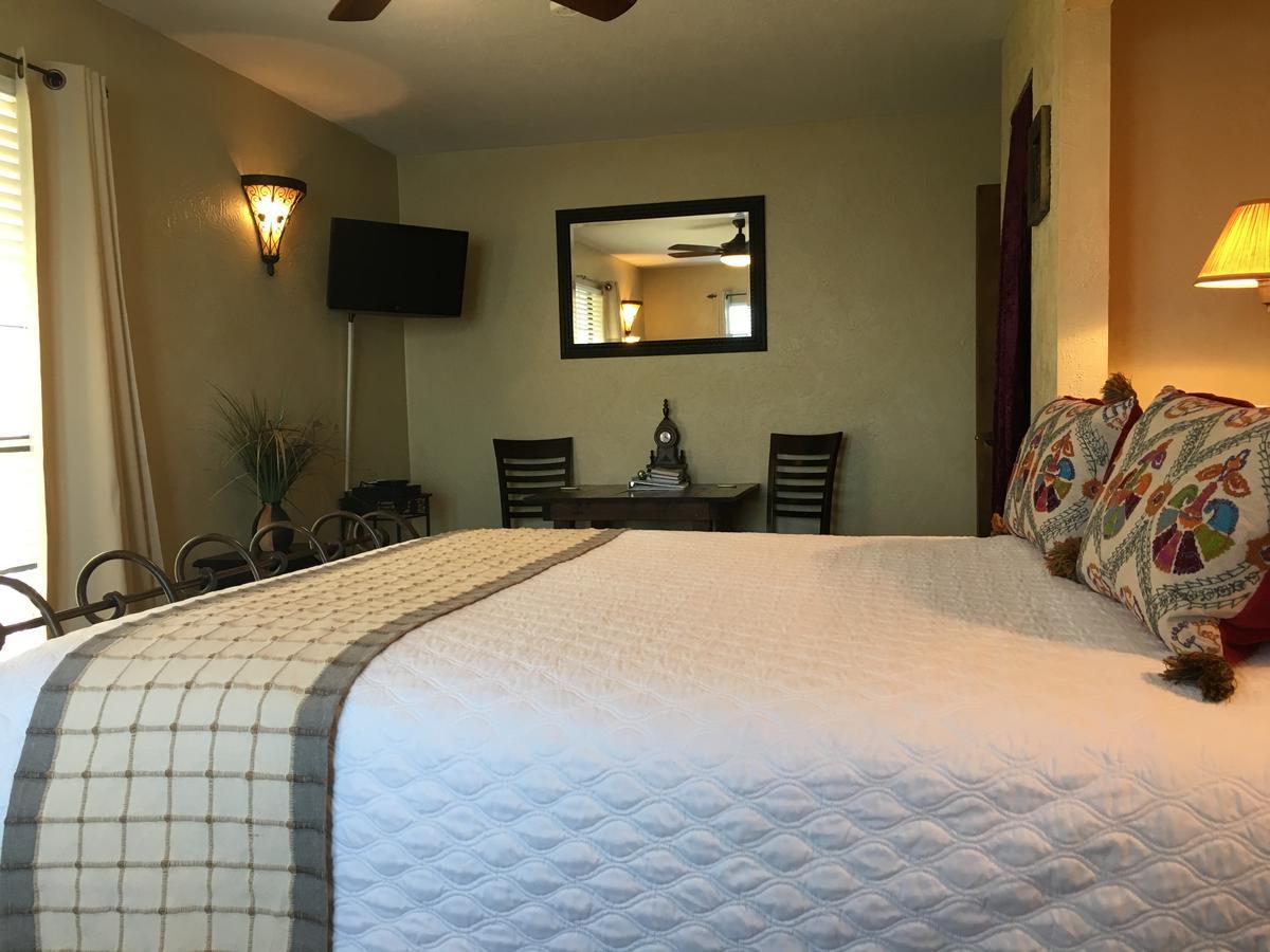 Queen Room with Lake View,526325202:JPEG
