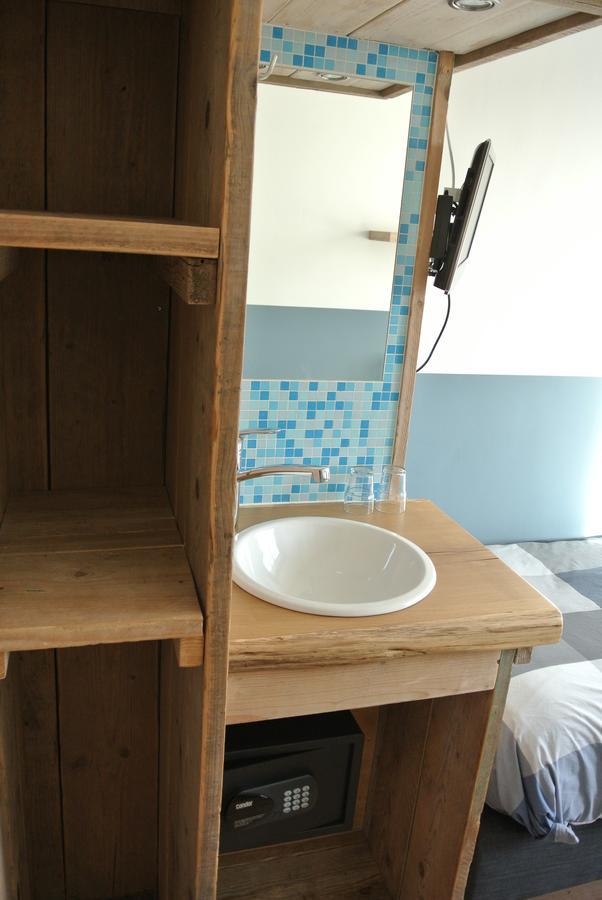 Small Single Room with Shared Bathroom,1371919835:JPEG