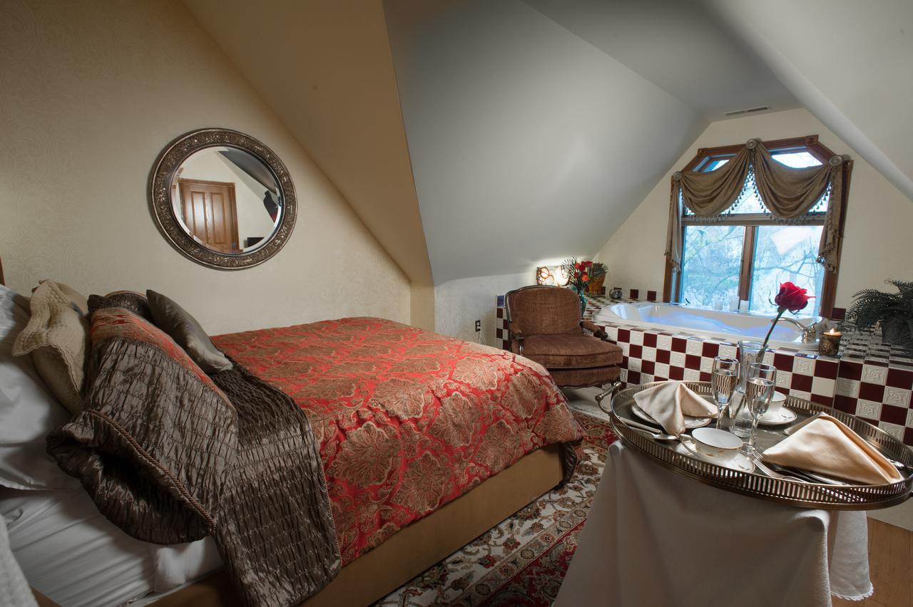 Deluxe Suite with Spa Bath (Webster)