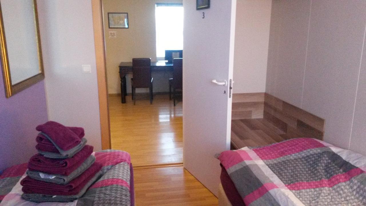Kleines Zweibettzimmer