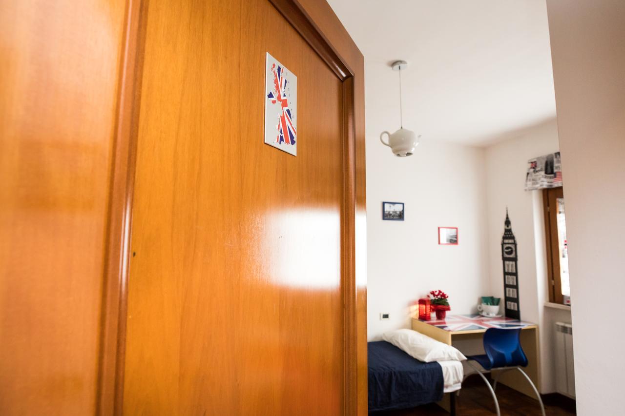 Camera Doppia con Letti Singoli e Bagno in Comune