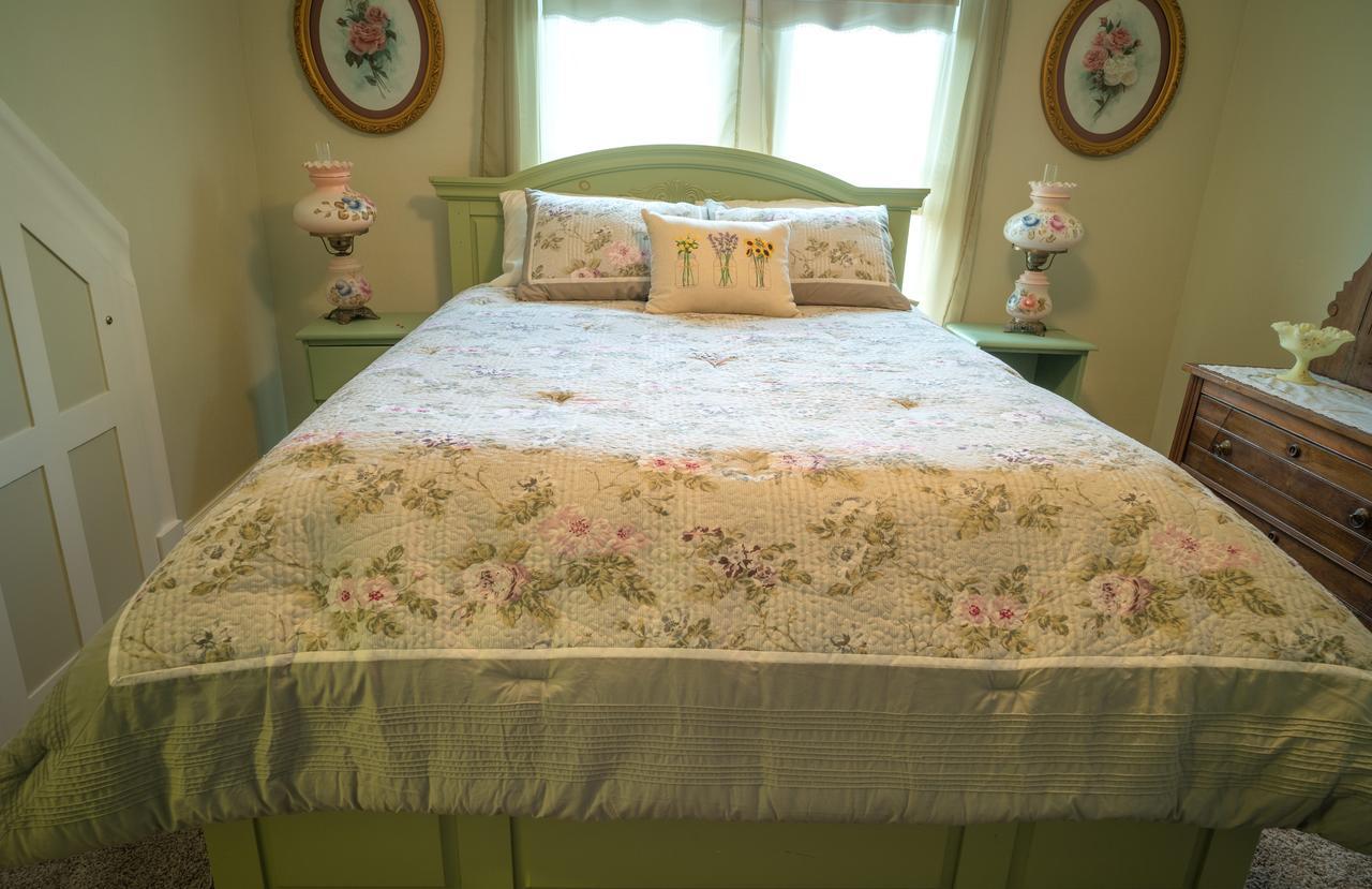 Deluxe Double Room with Bath,587939016:JPEG