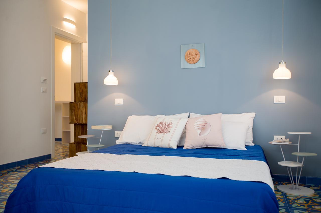 Habitación con cama extragrande y balcón