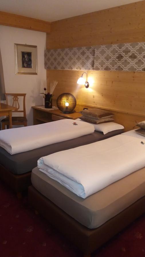 Habitación con cama extragrande y balcón