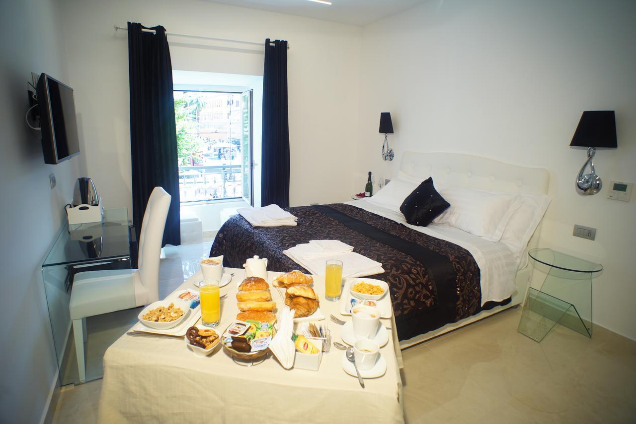 Habitación con cama extragrande.