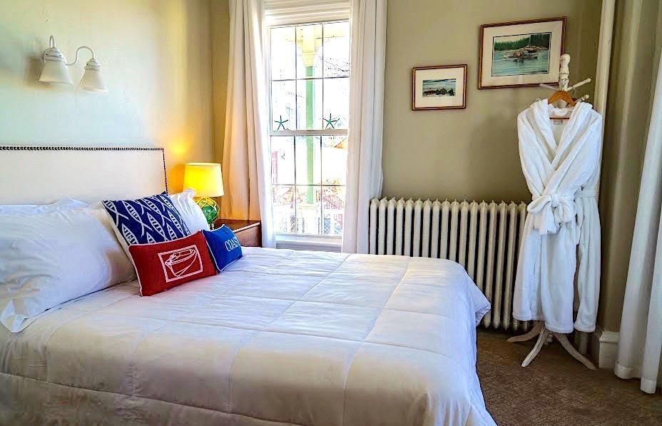 Deluxe Queen Room - The Roseway