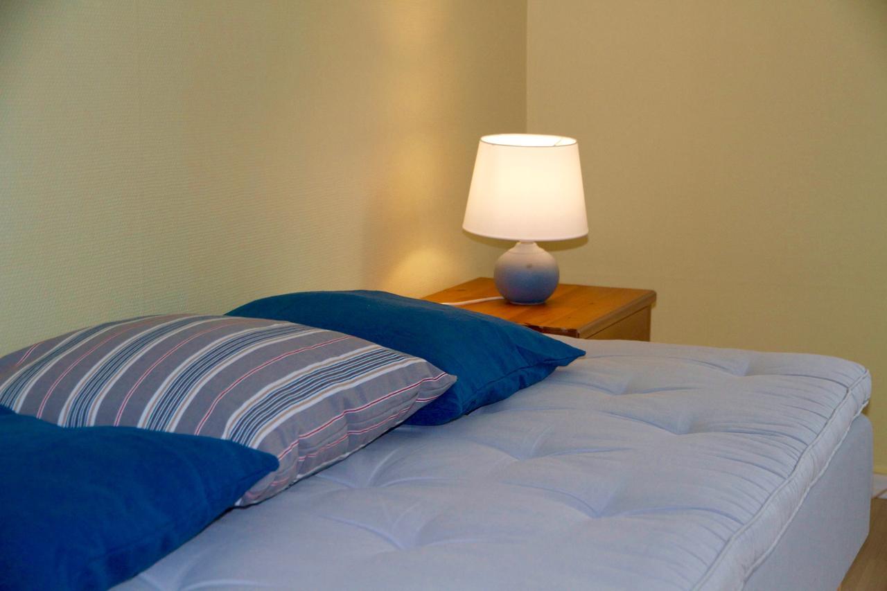 Family Room with Lake View,639504369:JPEG