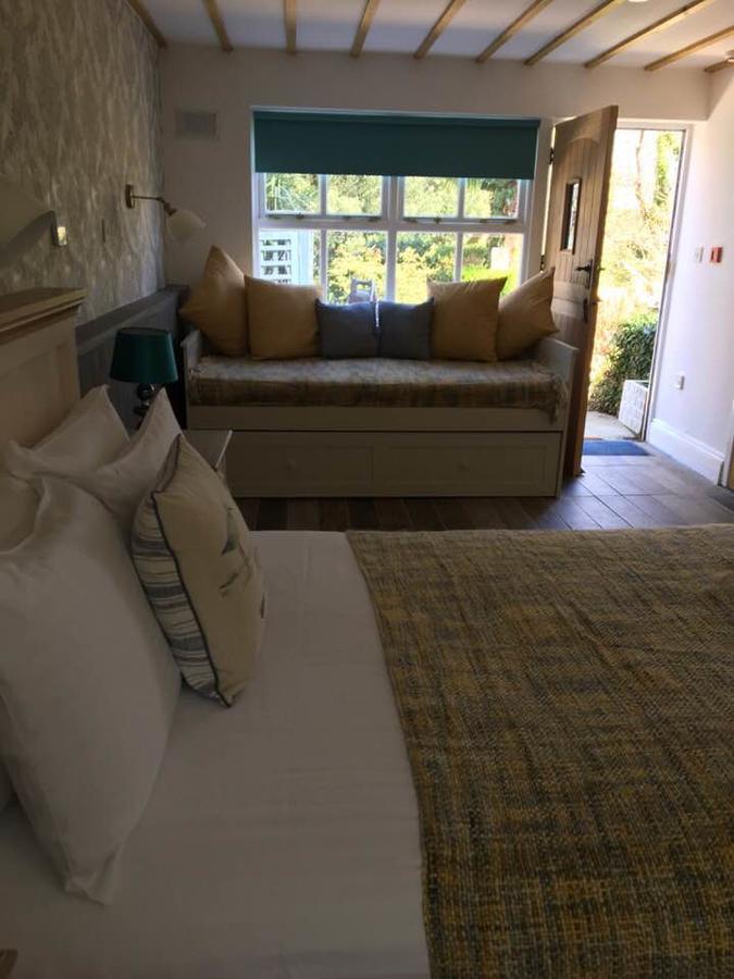 Large Family Room Garden View,511128423:JPEG