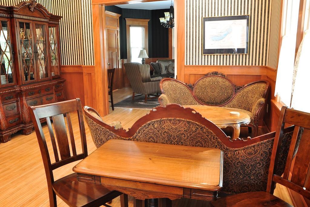 Deluxe Queen Suite