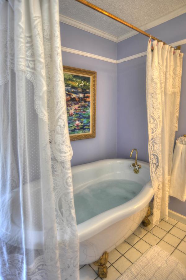 Queen Room with Spa Bath