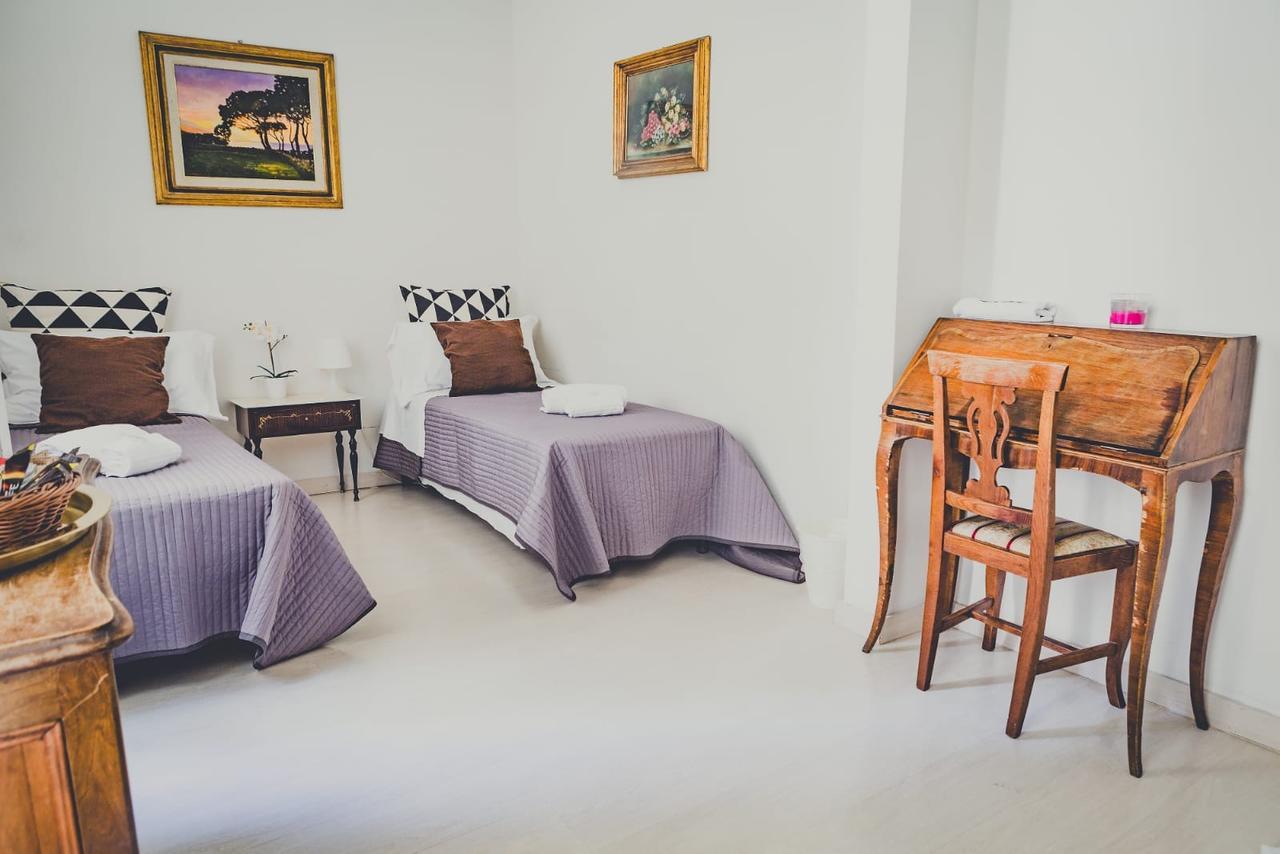 Camera Matrimoniale/Doppia con Letti Singoli con Bagno in Comune