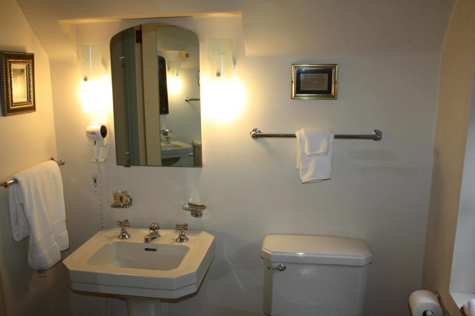 Deluxe Queen Suite