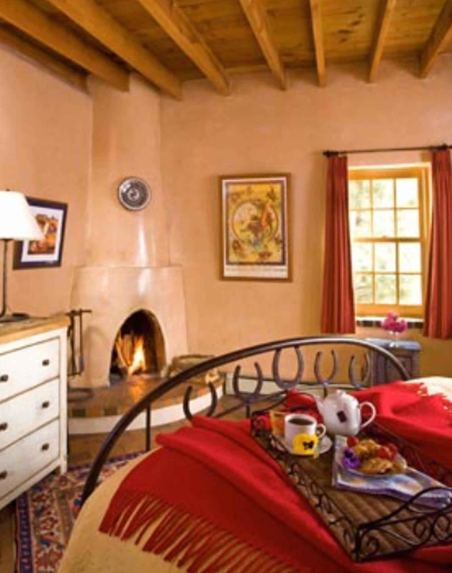 Habitación con cama grande